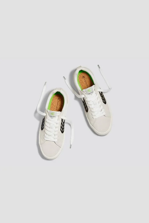 Cariuma CATIBA PRO Low Off-White Canvas Vintage White Suede Black Logo Sneaker