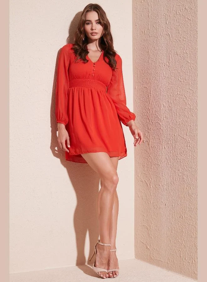 ليلا فستان قصير ليلا بياقة على شكل حرف  بقصة عادية بتفاصيل أزرار من الشيفون للنساء