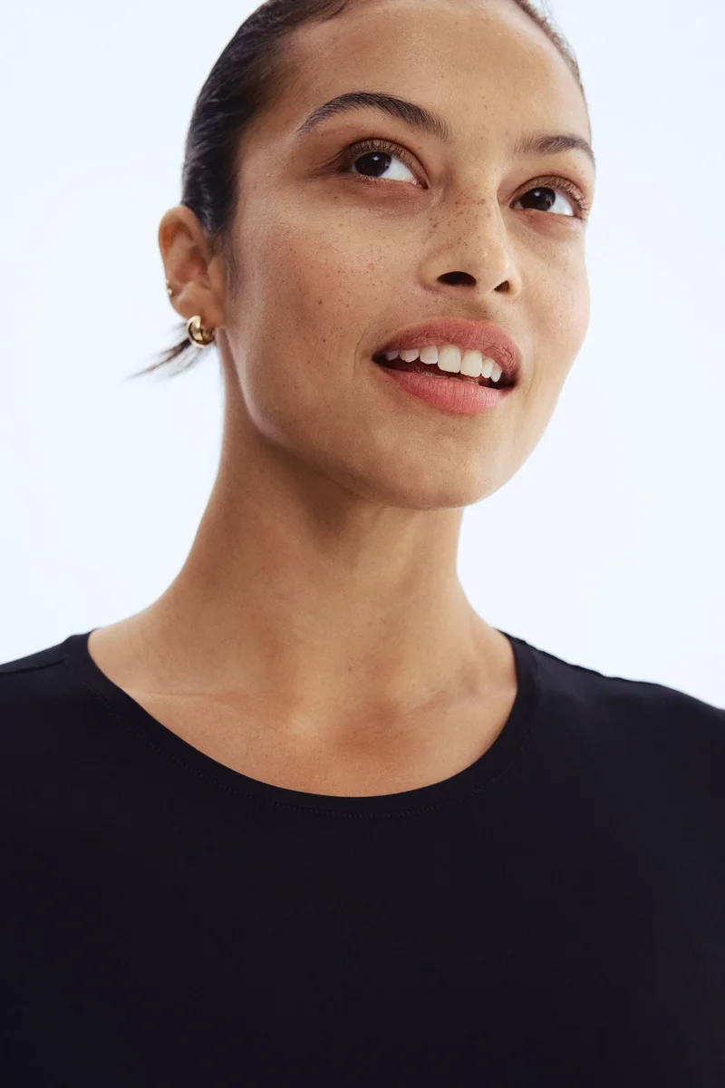 اتش اند ام بودي بأكمام قصيرة من نسيج المايكروفايبر