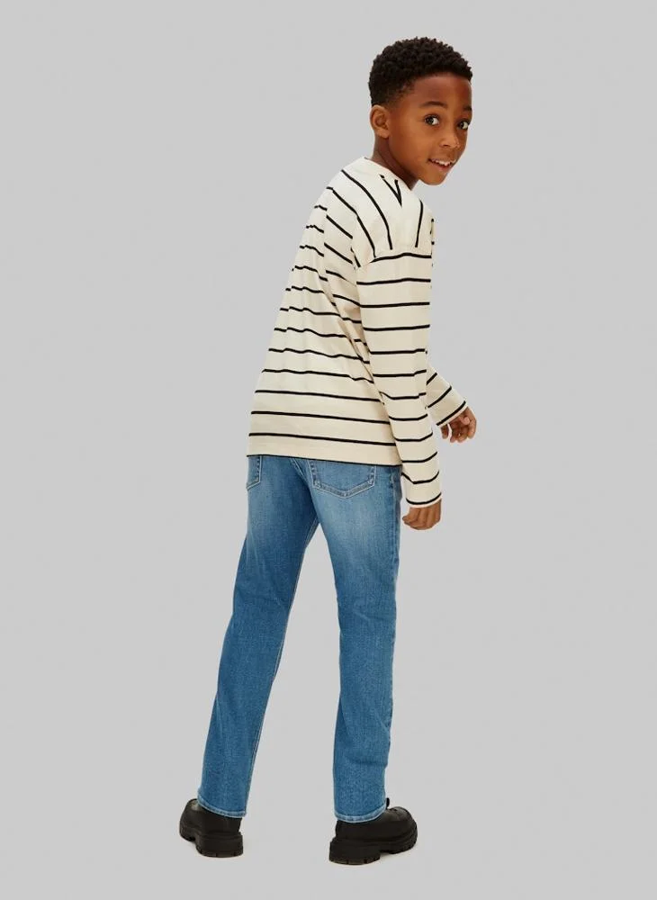 كالفن كلاين جينز جينز شبابي بقصة ضيقة