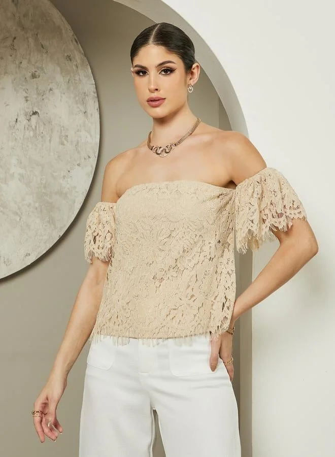 ستايلي بلوزة بياقة باندو وحافة مكشكشة مبطنة