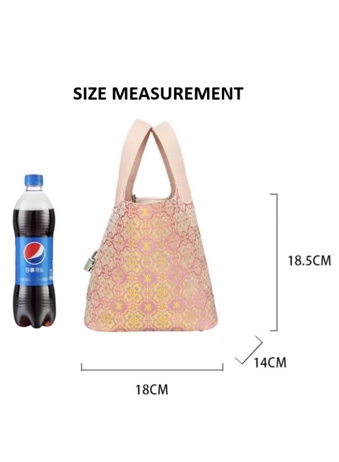 كيفية حقيبة دلو أنيقة بلون وردي فاتح، تتميز بقماش ناعم، وتفاصيل زهور ذهبية، وسحر زخرفي. مثالية للاستخدام اليومي أو المناسبات الخاصة، وتضفي لمسة من الرقي والأناقة على أي إطلالة. - Image 2