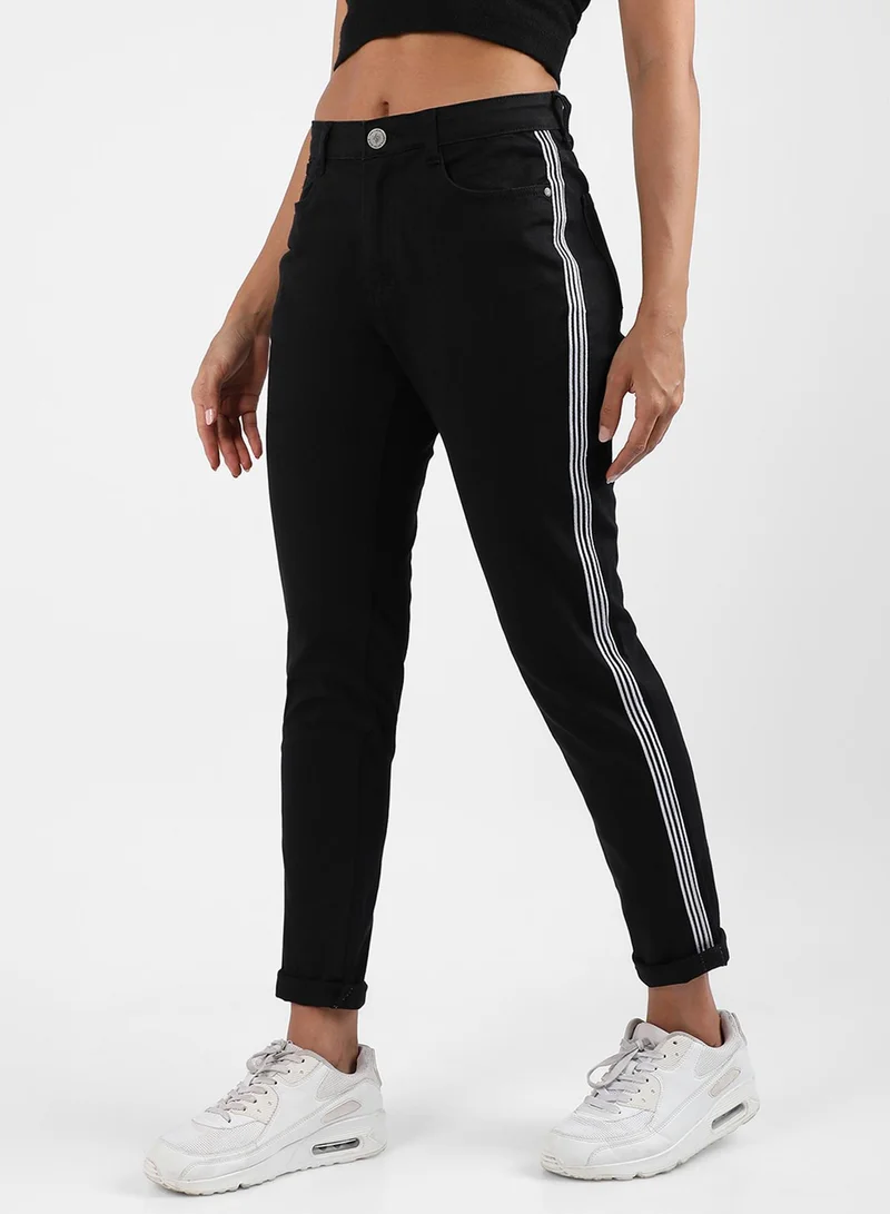 Campus Sutra Campus Sutra Women's Classic Black Dark-Washed Side-Striped Skinny Fit Denim Jeans | Stretchable Cotton Mid-Rise Crafted With Comfort Fit and High Performance For Everyday Wear