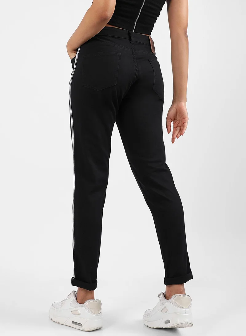 Campus Sutra Campus Sutra Women's Classic Black Dark-Washed Side-Striped Skinny Fit Denim Jeans | Stretchable Cotton Mid-Rise Crafted With Comfort Fit and High Performance For Everyday Wear