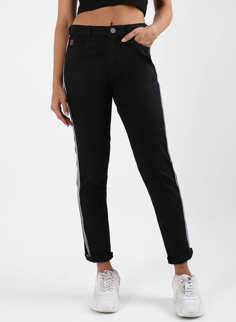 كامبوس سوترا Campus Sutra Women's Classic Black Dark-Washed Side-Striped Skinny Fit Denim Jeans | Stretchable Cotton Mid-Rise Crafted With Comfort Fit and High Performance For Everyday Wear