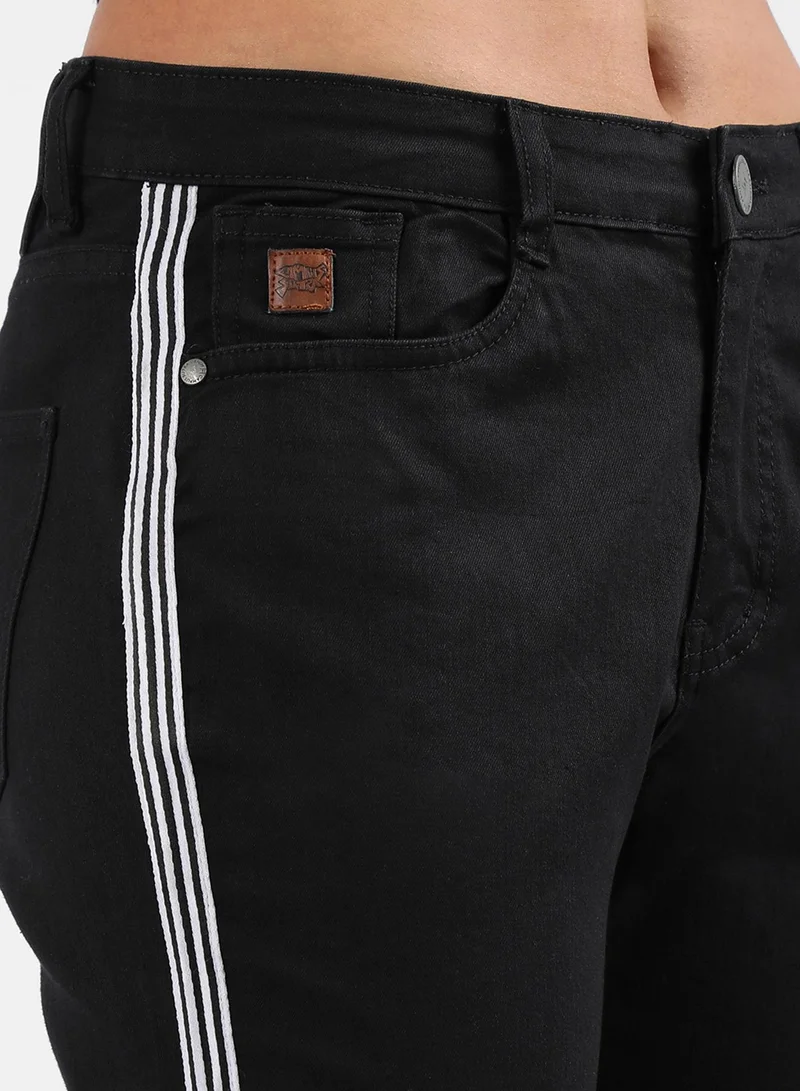 Campus Sutra Campus Sutra Women's Classic Black Dark-Washed Side-Striped Skinny Fit Denim Jeans | Stretchable Cotton Mid-Rise Crafted With Comfort Fit and High Performance For Everyday Wear