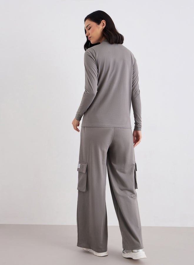 ستايلي طقم منسق من جوغر كارغو وتيشيرت - Image 4