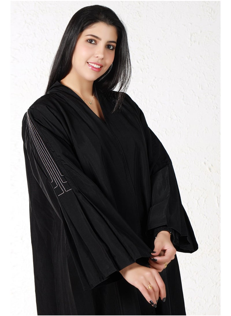 ألوان الجمال عباية باللون الأسود مزينة بخيوط باللون الأبيض  - Image 4