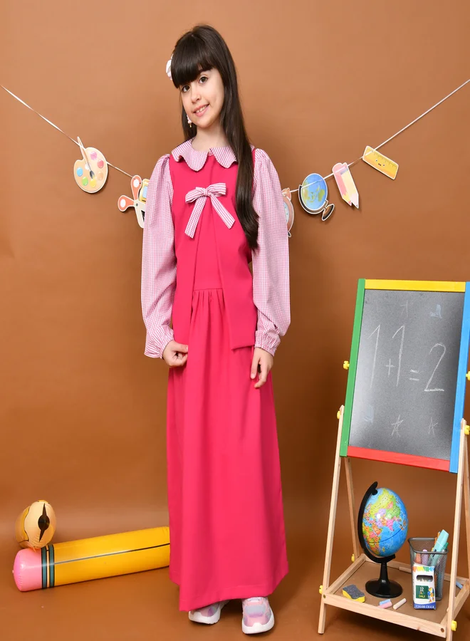 HAWRAA ABAYA Hala Fuchsia Apron: Elegant design with a connected waistcoat decorated with a tie closure.