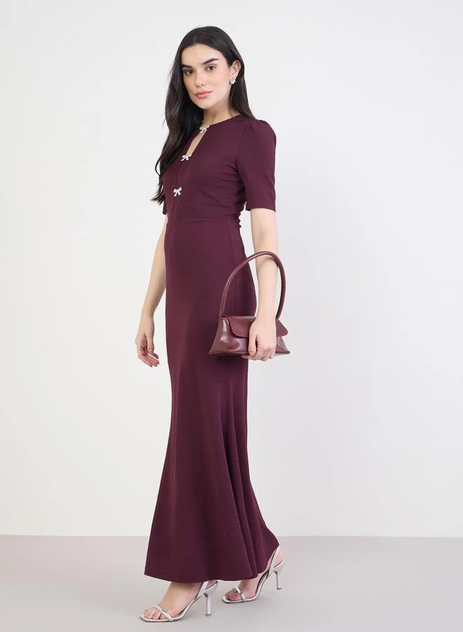 ستايلي فستان طويل بقصة ضيقة وتفاصيل فيونكة