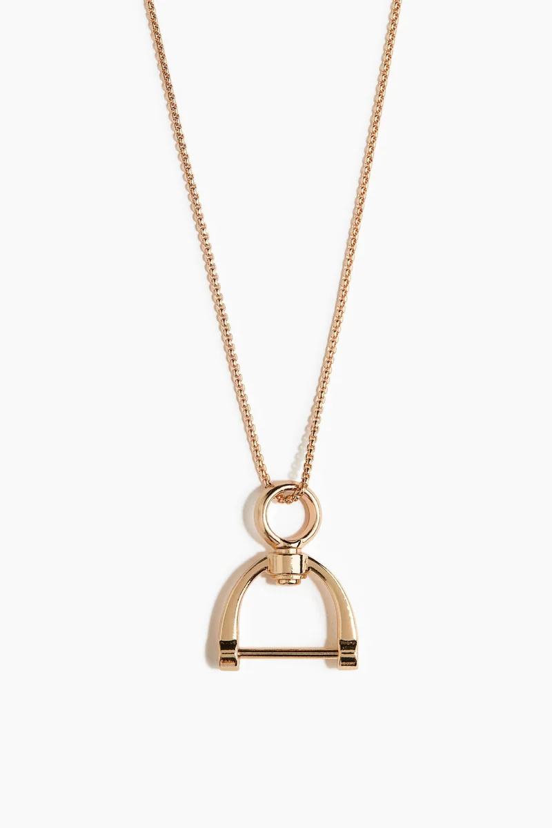 اتش اند ام قلادة مزيّنة بحلية