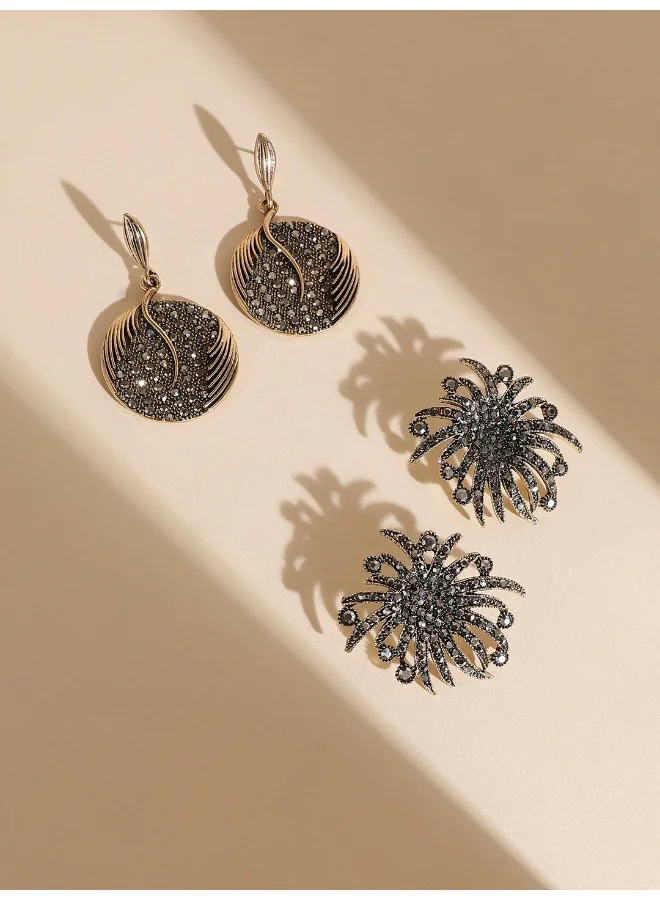 سوهي مجموعة من الاقراط الدائرية والزهور البرية