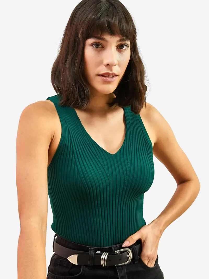 LUCCI Fitted V-neck Ribbed Crop Blouse