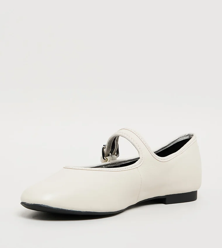 ستيف مادن Jewelll Women's Light Yellow Flat Sandals