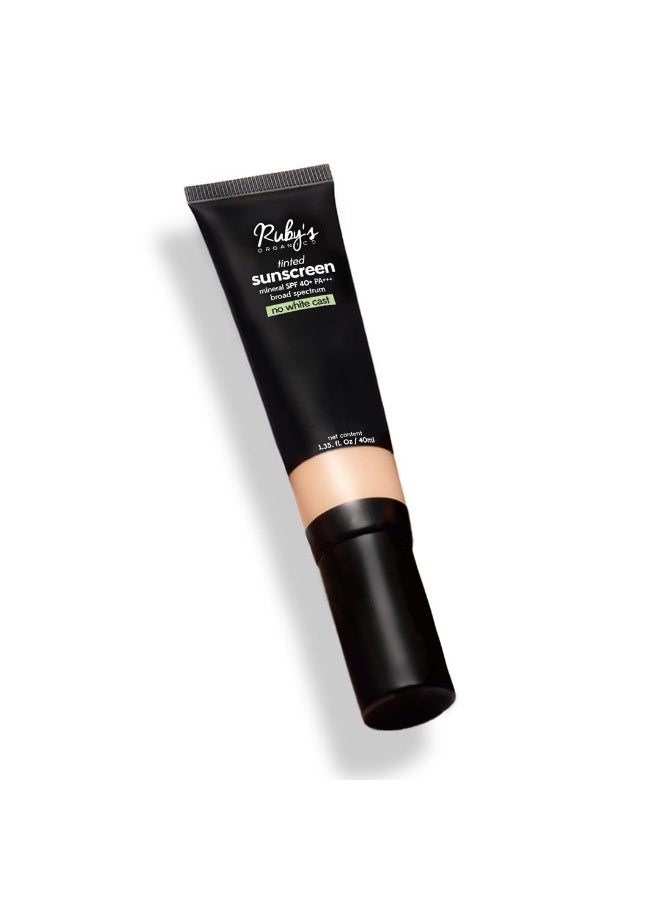 روبيز أورجانيك واقي شمس معدني ملون من Ruby's Organics بمعامل حماية SPF 40، لون عالمي يناسب الجميع، لا يترك أثراً أبيض، مرشحات معدنية 100% للحماية من أشعة UVA وUVB، مقاوم للماء، آمن للبشرة الحساسة، خالٍ من المواد الكيميائية الاصطناعية، طبيعي ونباتي، مناسب لجميع درجات ألوان البشرة - 40 مل - Image 1