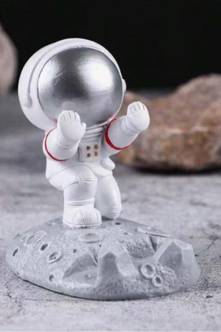 Astronaut Shaped Phone Stand – Cute Desk Holder for Smartphones, Decorative Gift for Home or Office - Image 2