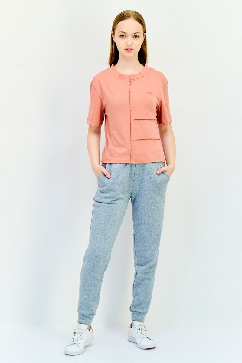 Reebok تي شيرت رياضي نسائي بأكمام قصيرة، لون خوخي داكن - Image 4