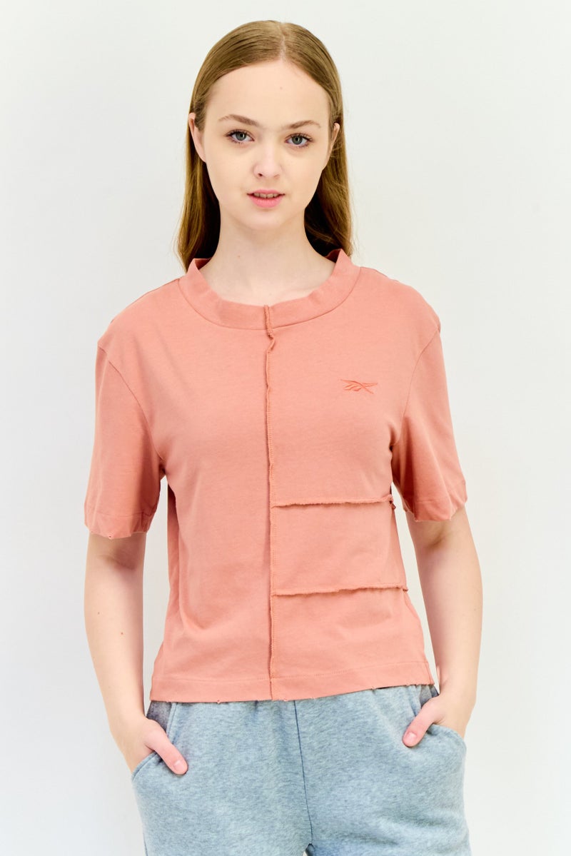 Reebok تي شيرت رياضي نسائي بأكمام قصيرة، لون خوخي داكن - Image 1