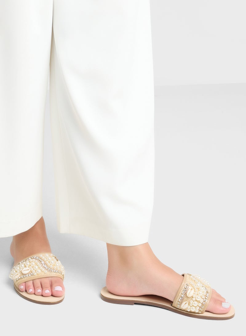 ايلا صندل مسطح بحزام لؤلؤ - Image 5