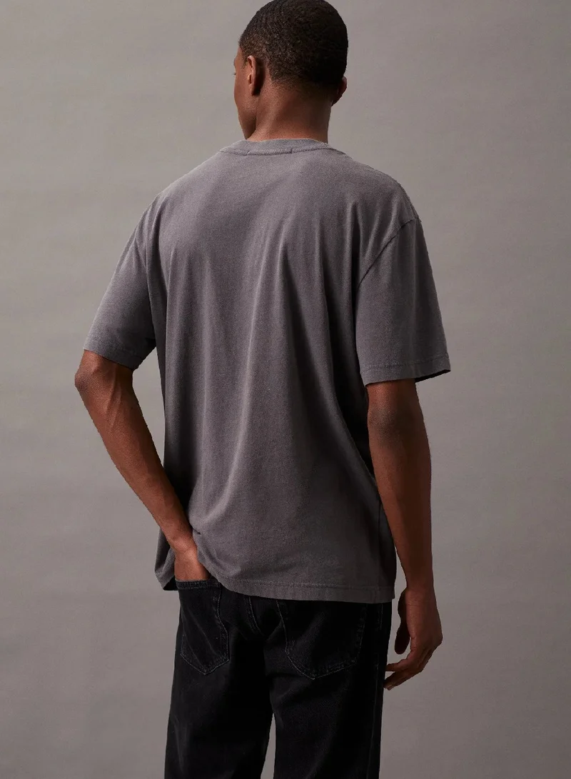 كالفن كلاين جينز تيشرت بقصة مريحة من القطن، باهت