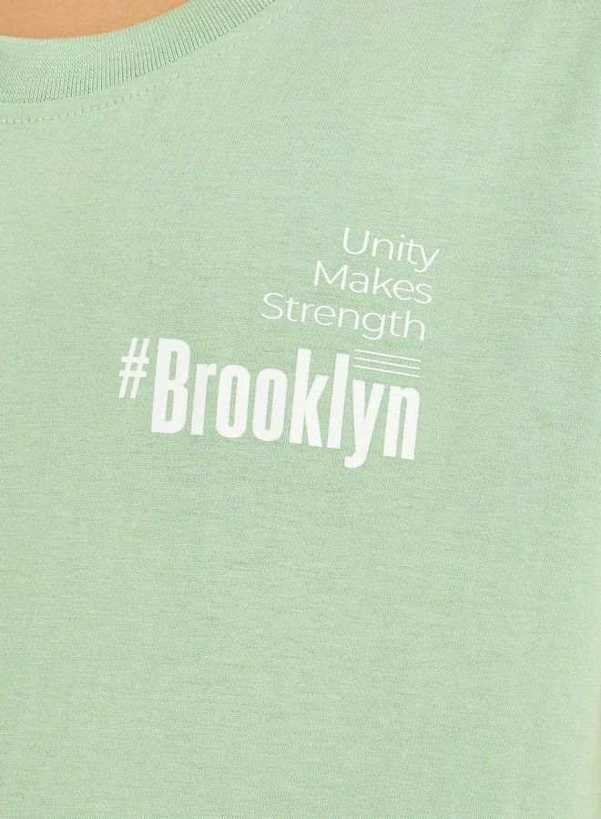 ستايلي تيشيرت بياقة دائرية وطبعة شعار