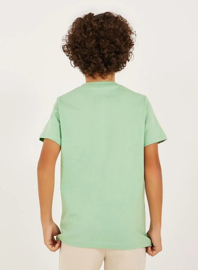 ستايلي تيشيرت بياقة دائرية وطبعة شعار