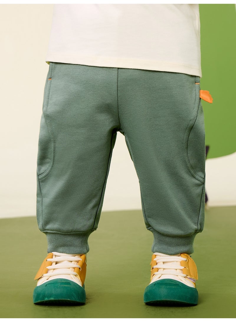 ميني بالا بنطلونات جوجر مناسبة للراحة للاطفال غير جنس محدد، بوسط مرن، تفاصيل زينة لطيفة، جيوب جانبية، كميات ذات أضلاع ملموسة، ناعمة ومريحة، مثالية للارتداء اليومي والوقت اللعب بنطلونات - Image 1