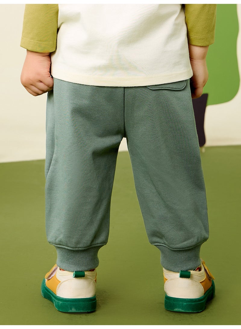 ميني بالا بنطلونات جوجر مناسبة للراحة للاطفال غير جنس محدد، بوسط مرن، تفاصيل زينة لطيفة، جيوب جانبية، كميات ذات أضلاع ملموسة، ناعمة ومريحة، مثالية للارتداء اليومي والوقت اللعب بنطلونات - Image 3