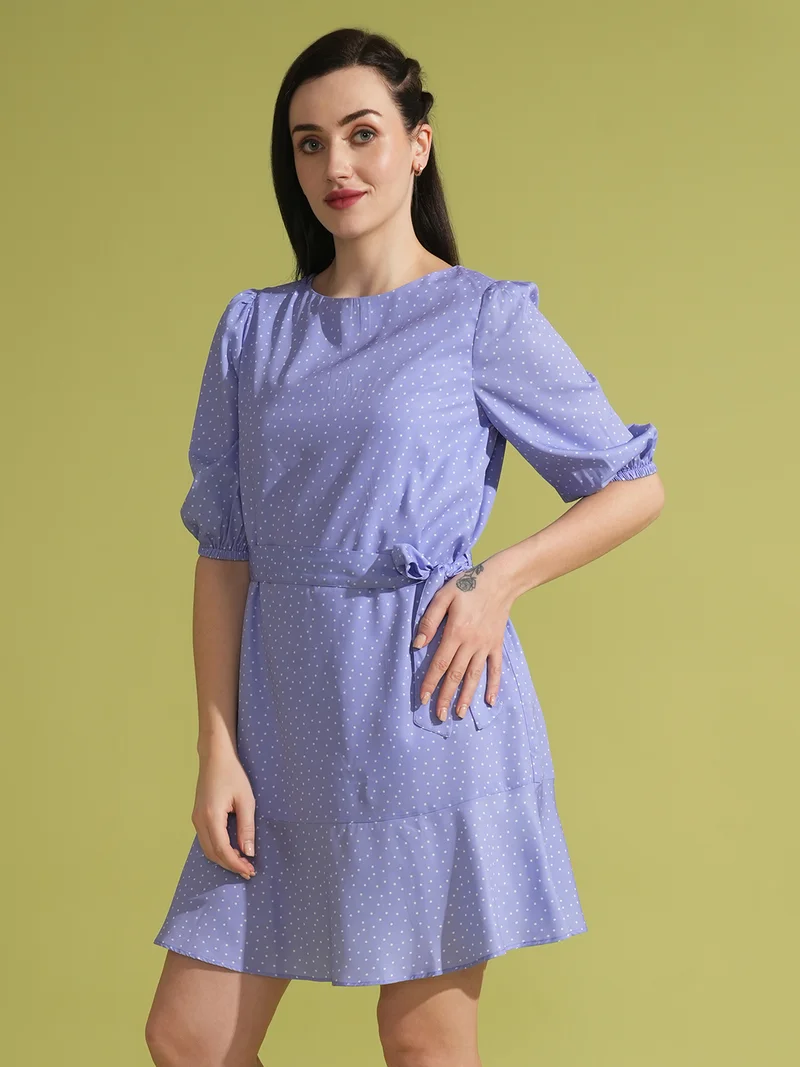 جلو باص فستان نسائي بنقشة منقطة وأكمام منتفخة ورباط على شكل حرف