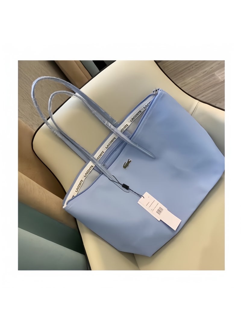 لاكوست حقيبة يد كبيرة ذات سدادة وزرية متعددة الاستخدامات من تصاميم نسائية لاكوستيه ذات سعة كبيرة من البسوت باللون الأزرق الفاتح بحجم كبير - Image 4