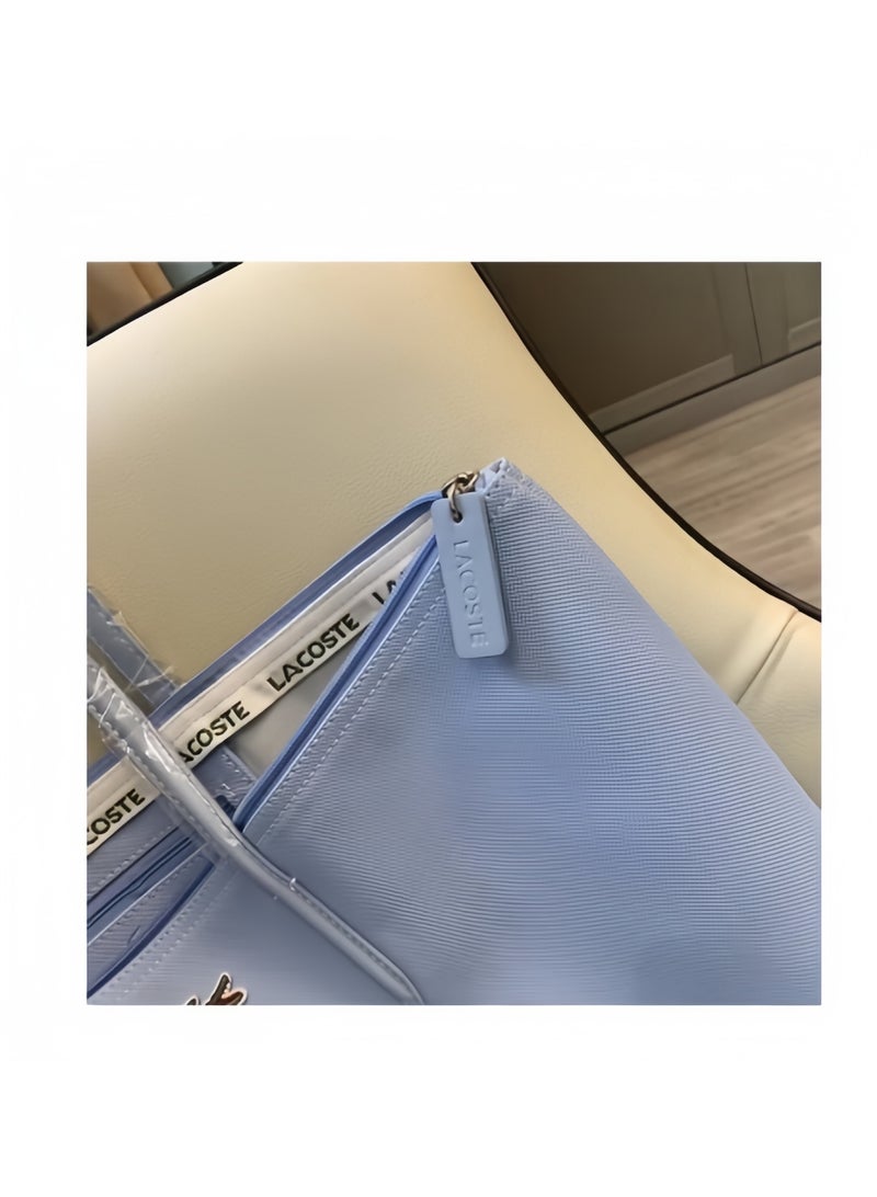 لاكوست حقيبة يد كبيرة ذات سدادة وزرية متعددة الاستخدامات من تصاميم نسائية لاكوستيه ذات سعة كبيرة من البسوت باللون الأزرق الفاتح بحجم كبير - Image 5
