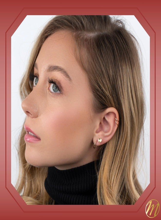 ماسيت أقراط صغيرة من الذهب الأصفر عيار 14 قيراطاً، بتصميم قرص زر مقعر، مرصعة بمسامير، بلمسة نهائية ساتانية، مزودة بقفل خلفي مغطى ببرغي أمان. - Image 5
