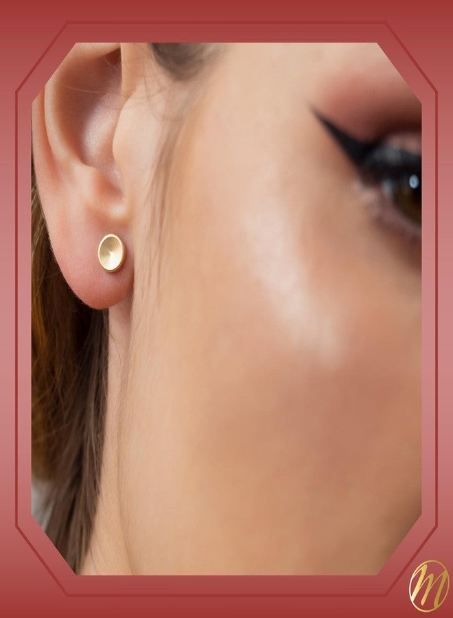 ماسيت أقراط صغيرة من الذهب الأصفر عيار 14 قيراطاً، بتصميم قرص زر مقعر، مرصعة بمسامير، بلمسة نهائية ساتانية، مزودة بقفل خلفي مغطى ببرغي أمان. - Image 4