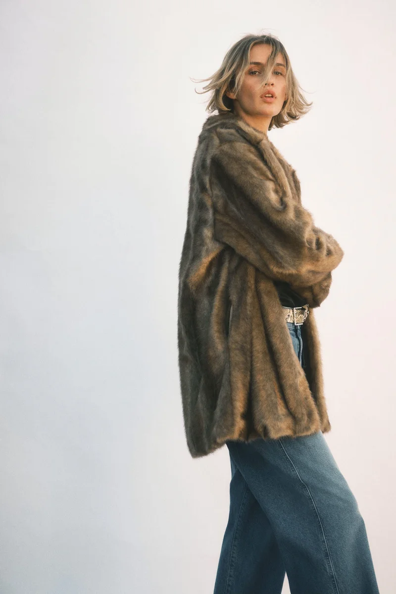 اتش اند ام جينز بساق واسعة وخصر عالي