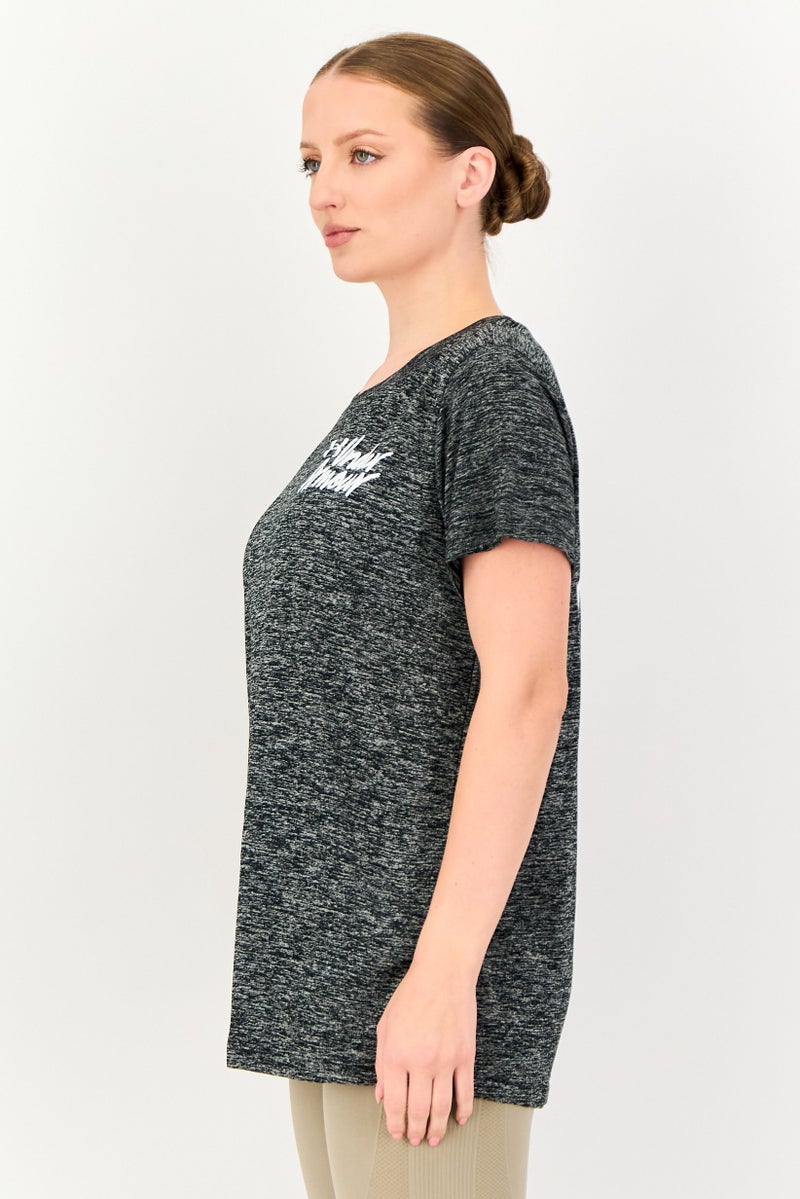 UNDER ARMOUR تي شيرت نسائي فضفاض بأكمام قصيرة للتدريب، متعدد الألوان - Image 3