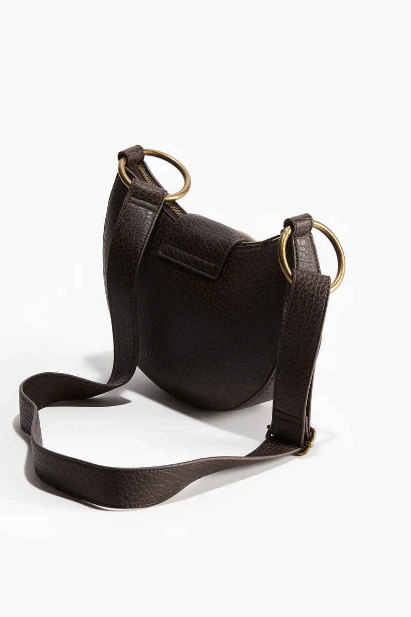 اتش اند ام حقيبة كتف بتفاصيل إبزيم