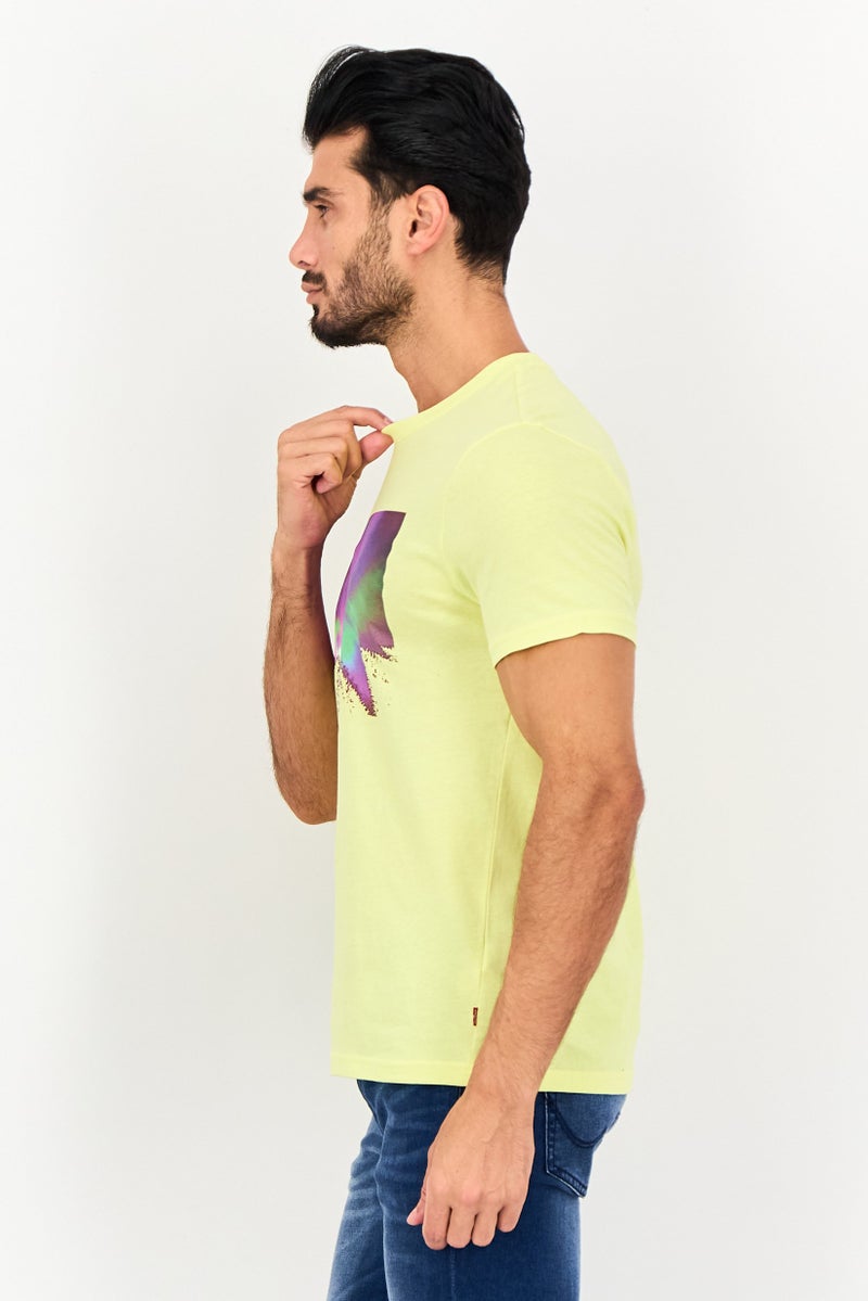 Levi's تي شيرت رجالي بأكمام قصيرة وياقة دائرية بطباعة جرافيك، أصفر - Image 2