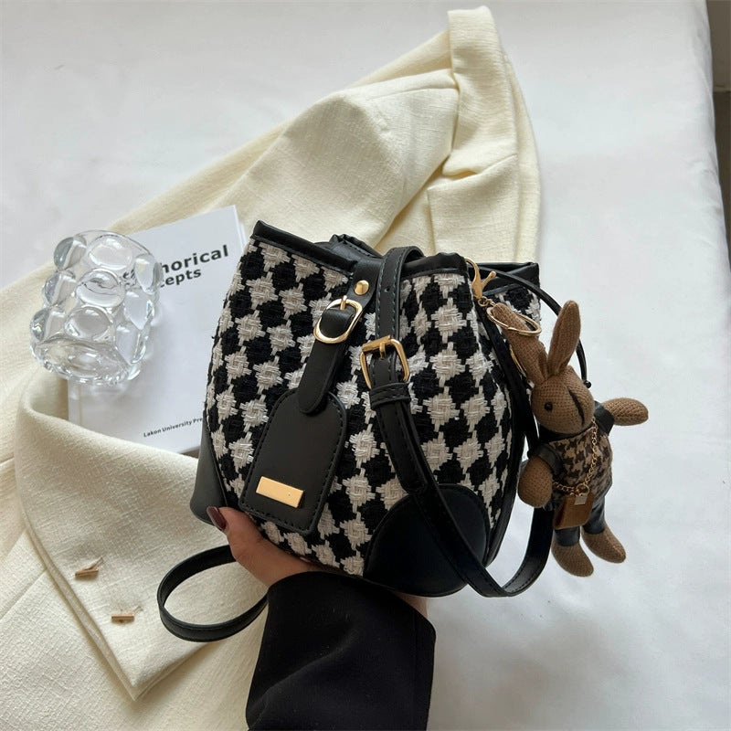 Bucket Bag Women'S High-End Niche Design Woven Diamond Crossbody Bag Women'S Exquisite Commuting All-Match Shoulder Bag - Image 1
