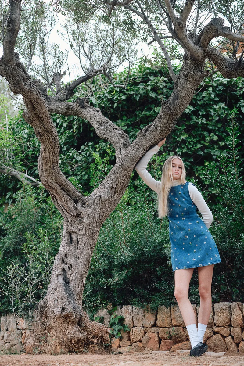 اتش اند ام فستان دنيم مفتوح من الخلف مع تطريزات