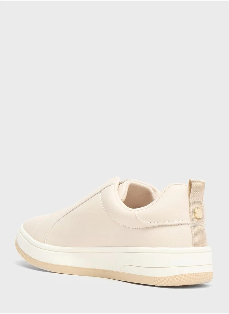 شو اكسبرس Lace Up Low Top Sneakers