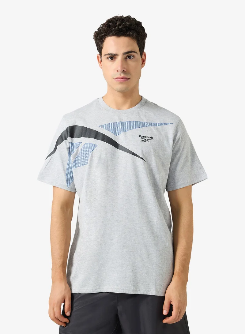 ريبوك تيشيرت بوضع شعار