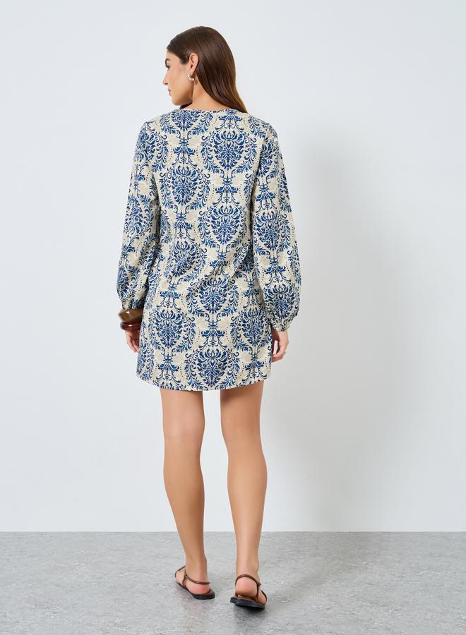 تايك تو فستان قصير بأكمام طويلة بطبعة جرافيك - Image 4