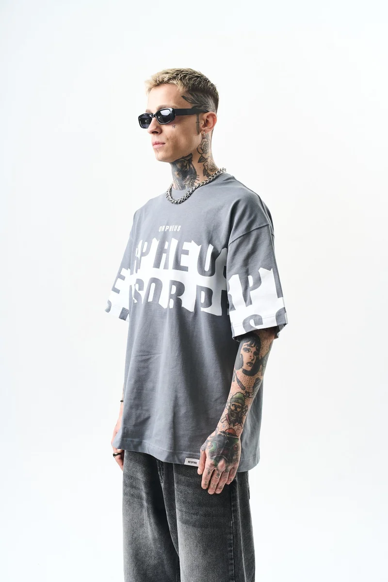 ريسباير تيشيرت رجالي واسع بطبعة أورفيوس، رمادي مدخن