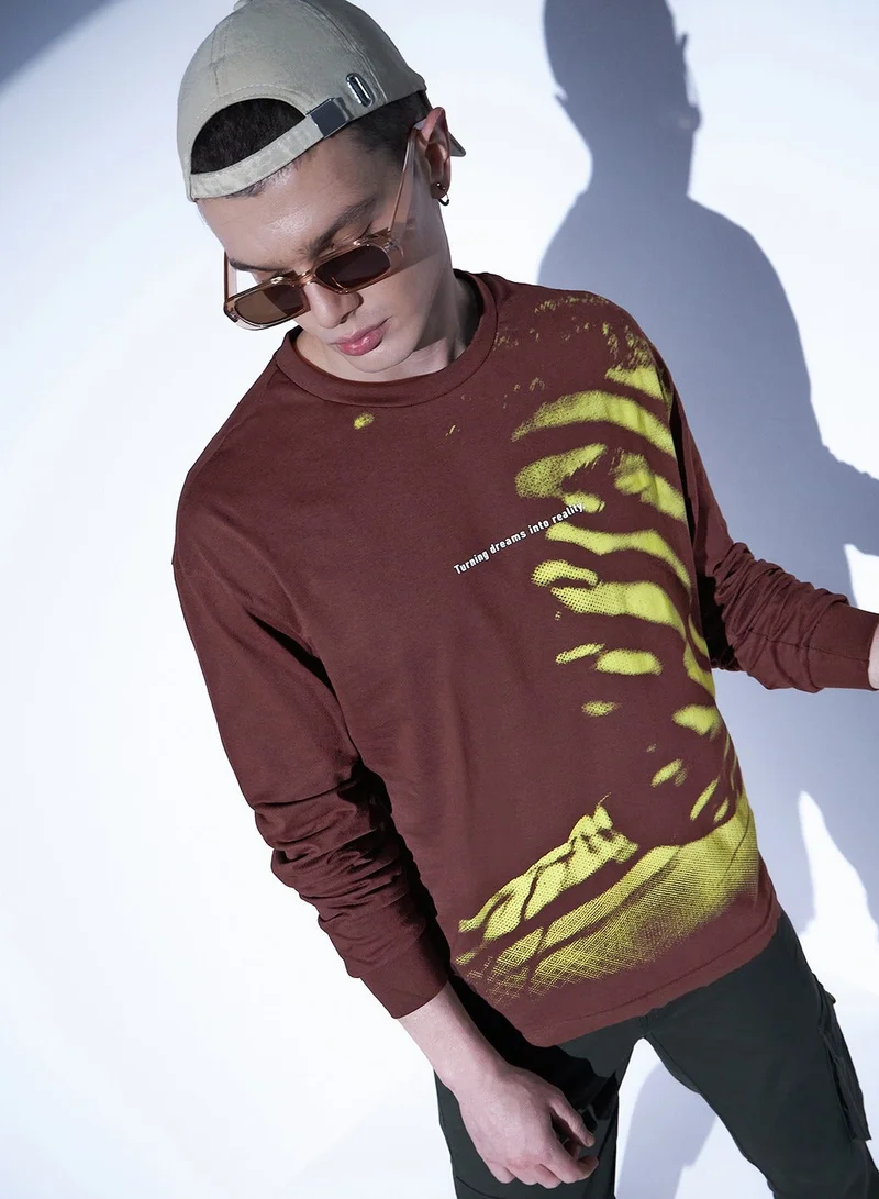 هوبرهولمي تيشيرت رجالي بني مريح بطبعة مجردة