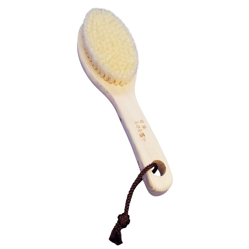 IPPINKA Japanese Body Brush for Bath or Dry Brushing Exfoliation Cellulite Treatment Short Handle Medium Soft - Image 1