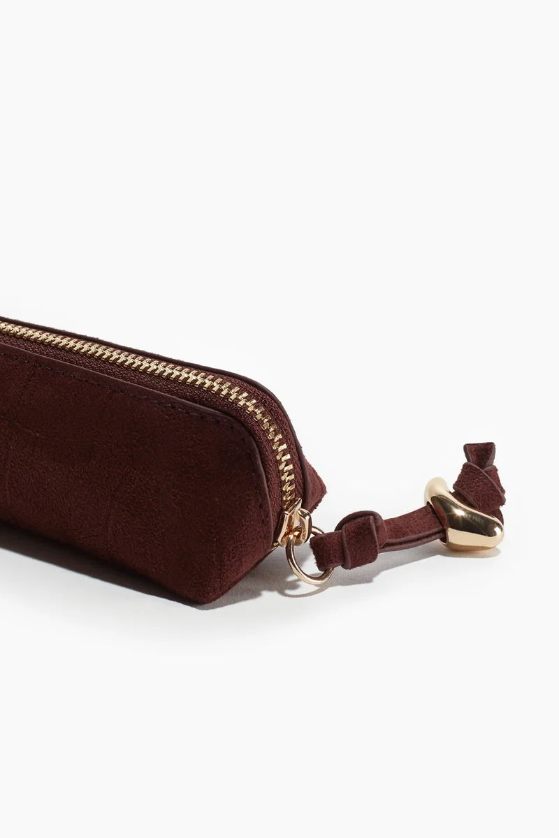 اتش اند ام مقلمة