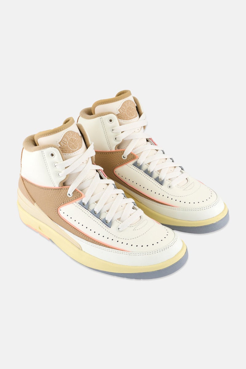 Nike أحذية نسائية من أير جوردان 2 ريترو مزودة بأربطة للاستخدام الخارجي، بيج - Image 1