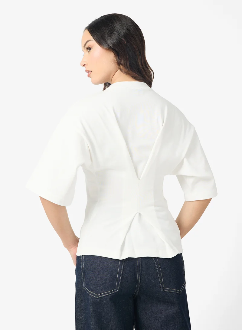 توب شوب بلوزة قصيرة بأكمام قصيرة وتفاصيل خلفية منظمة