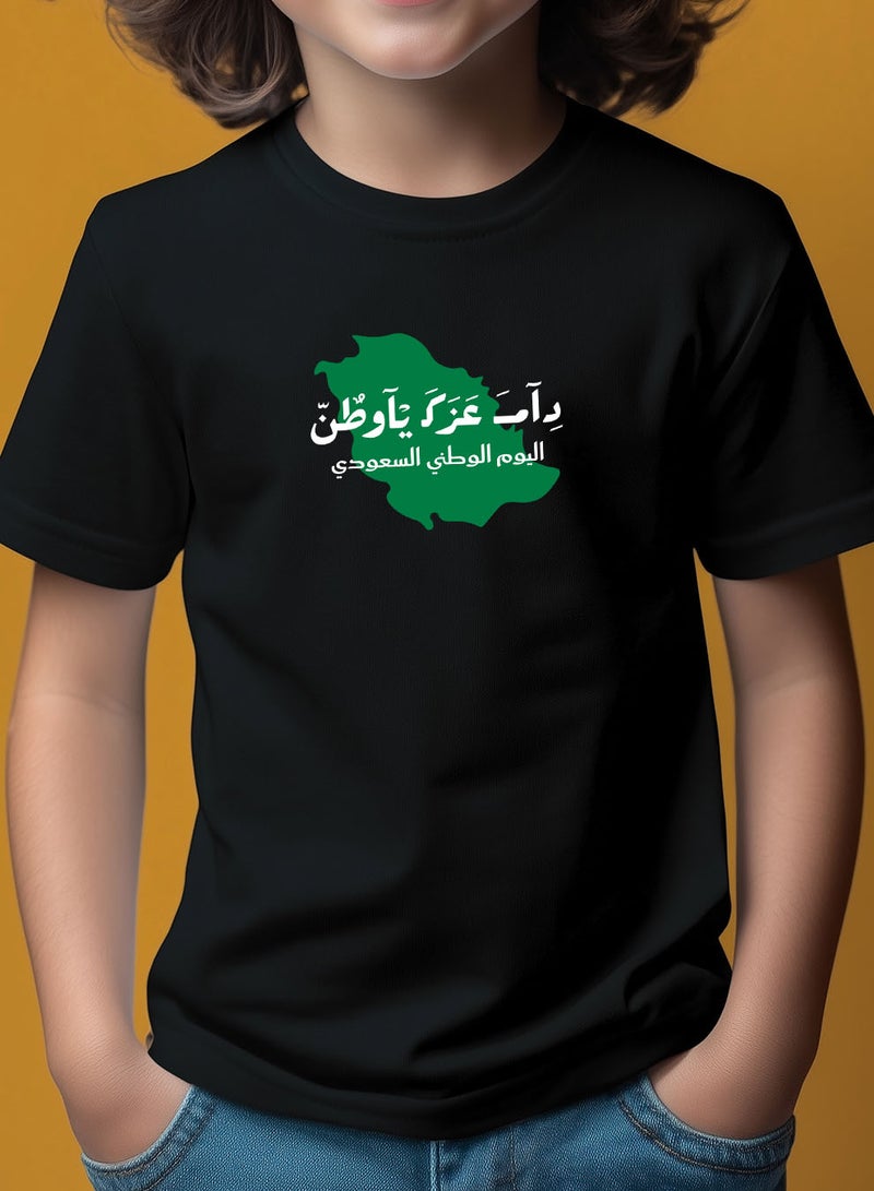 لوحة تيشيرت قطن للأطفال مناسب للأولاد والبنات لمناسبة اليوم الوطني السعودي أو للفخر بالانتماء للوطن في كل الأوقات - Image 3