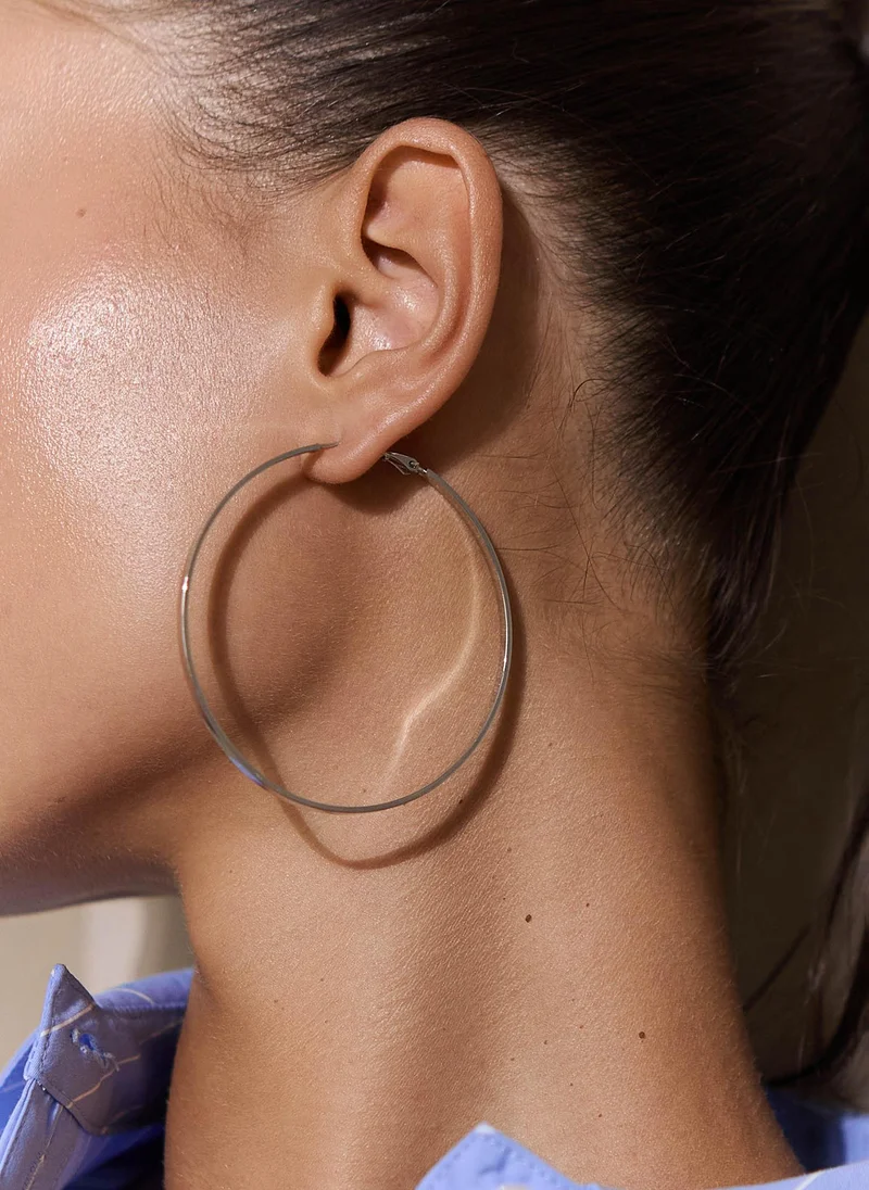 Thin hoop earrings in smooth metal